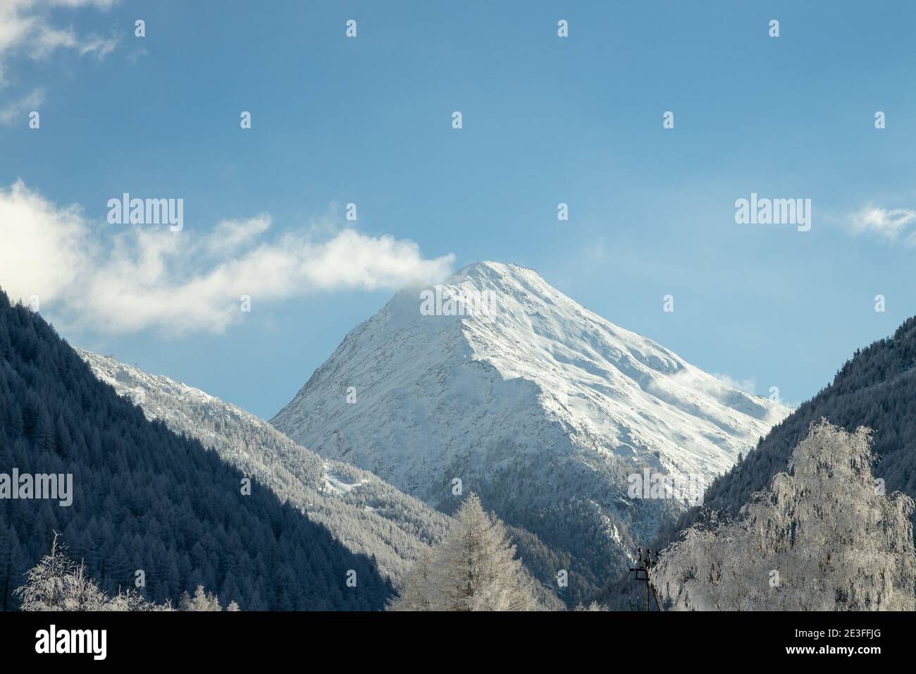 Das Stellihorn ist ein Berg der Schweizer Penninalpen, mit Blick auf den Mattmark-See im Kanton Wallis. Es liegt an der schweizerischen italienischen Grenze. Stockfoto