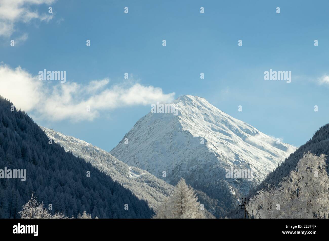 Das Stellihorn ist ein Berg der Schweizer Penninalpen, mit Blick auf den Mattmark-See im Kanton Wallis. Es liegt an der schweizerischen italienischen Grenze. Stockfoto