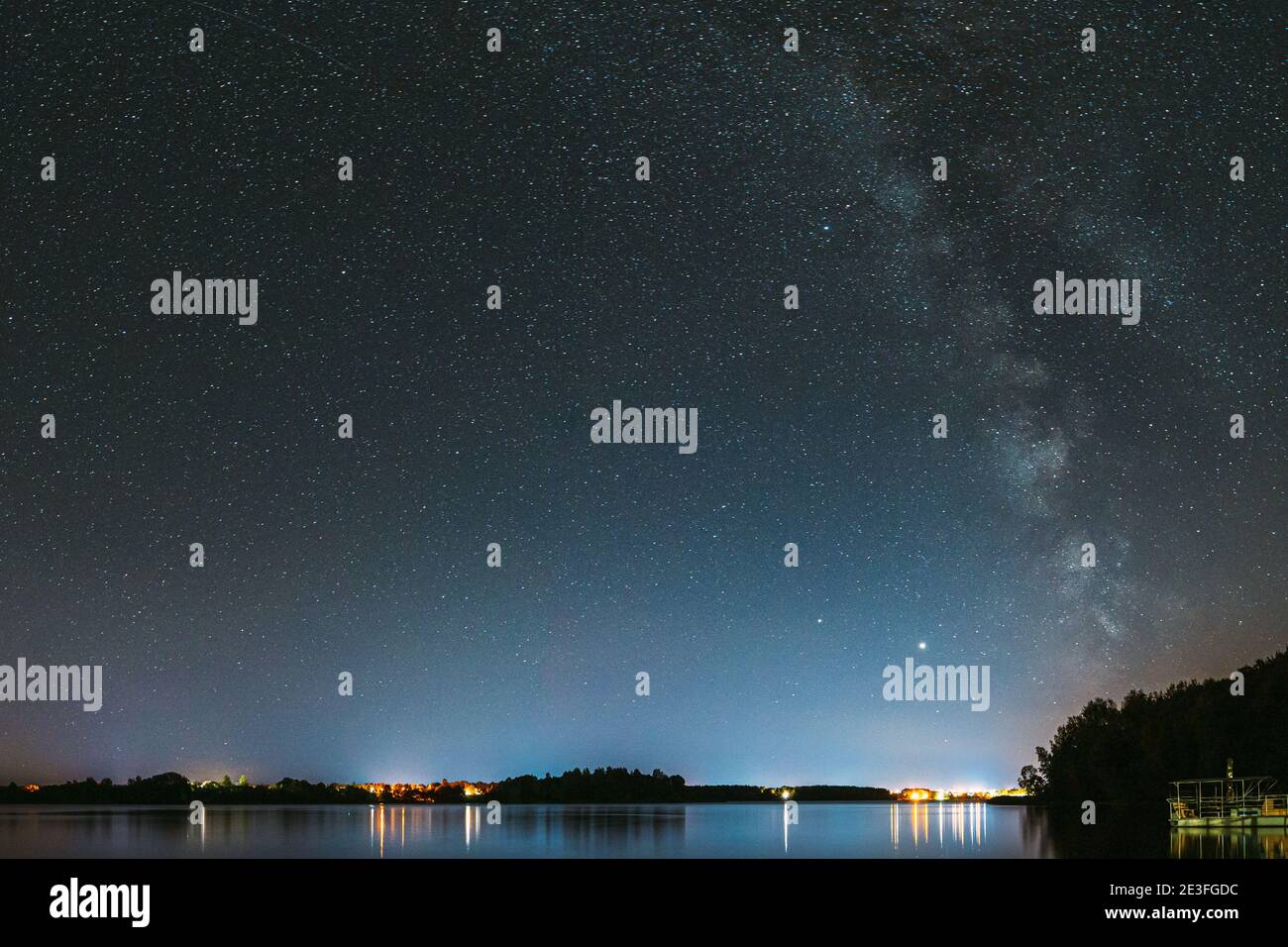 Dorf Nowoje Lyadno, Bezirk Lyepyel, Witebsk Provinz, Weißrussland. Echte Bunte Nacht Sterne Über Lepel See. Natürlicher Sternenhimmel Hintergrund Stockfoto
