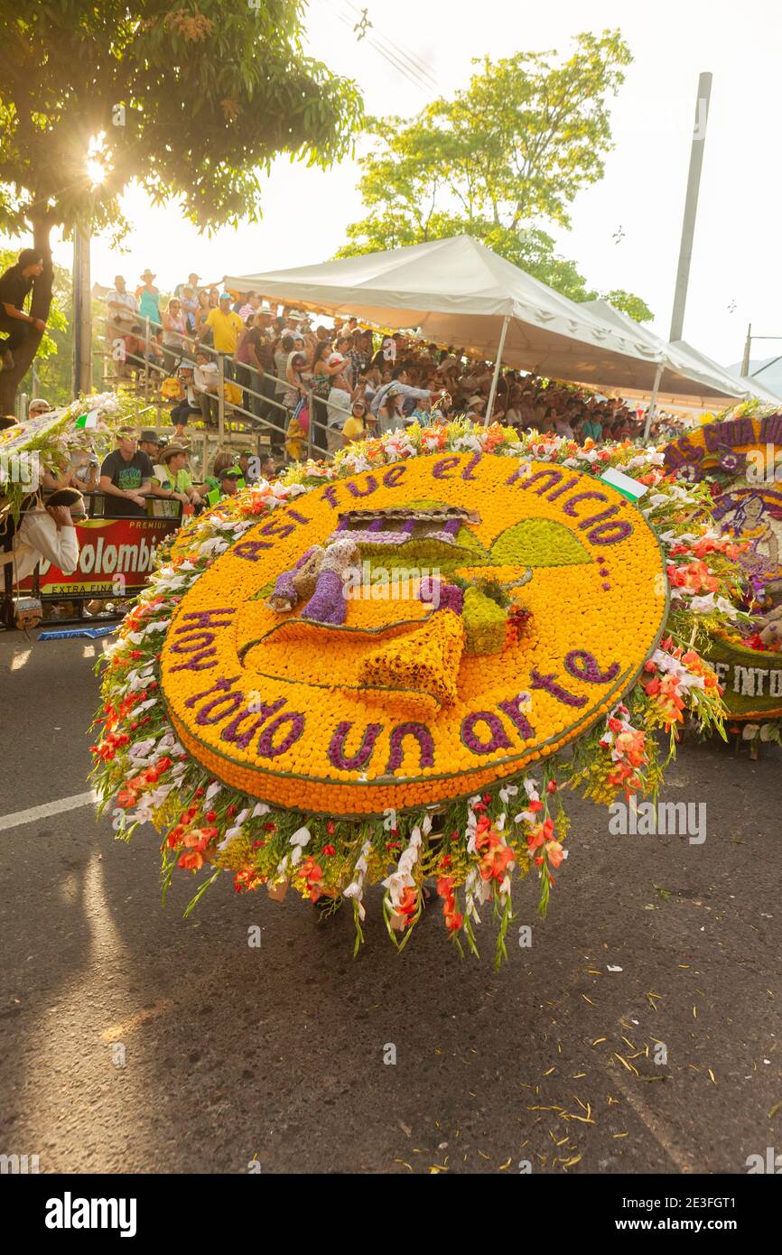 Mädchen, die große Blumenarrangements in der Desfile de Silleteros (Parade  von Silleteros) während der Feria De Las Flores, (Festival der Blumen  Stockfotografie - Alamy