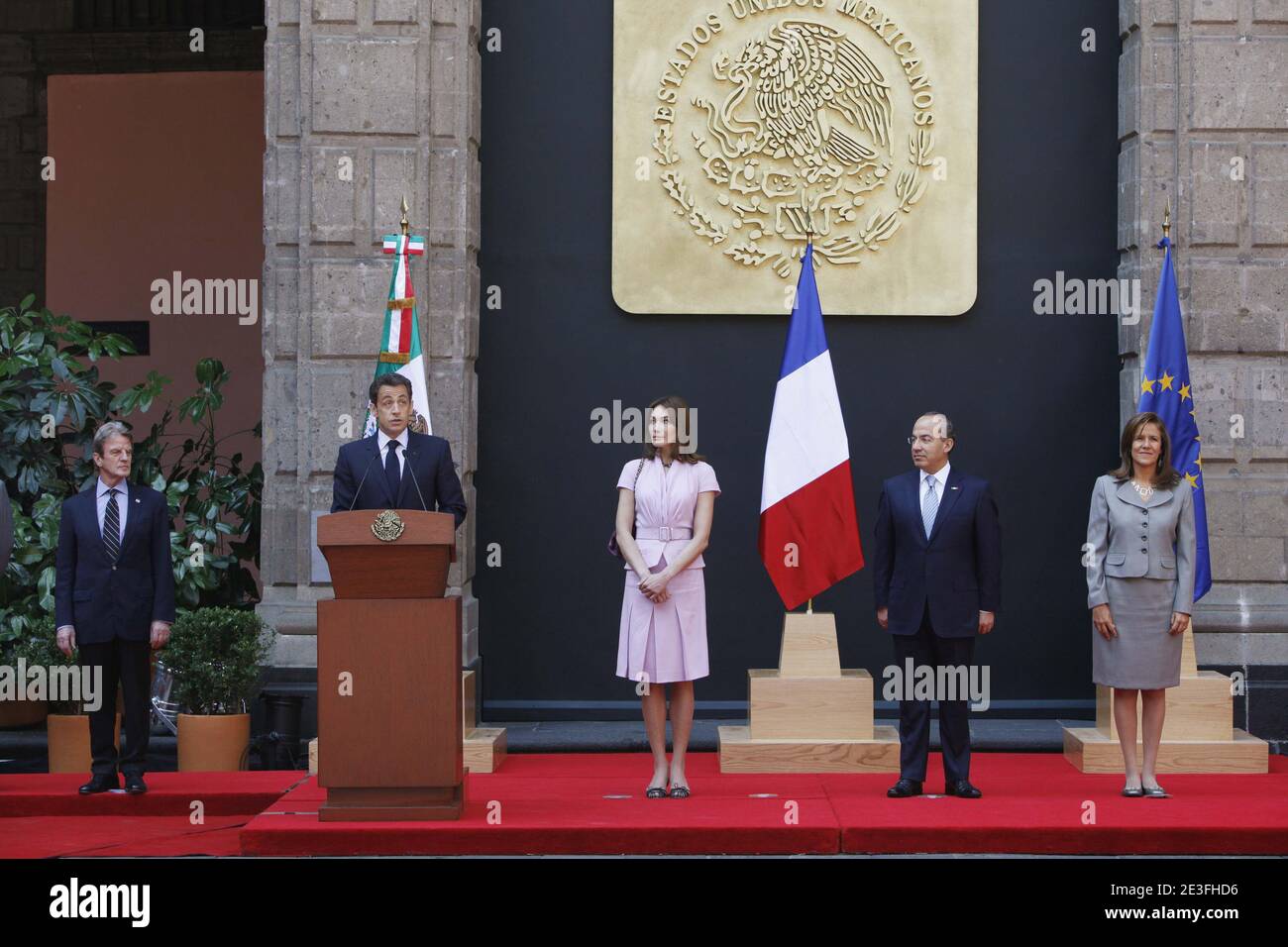 Der französische Präsident Nicolas Sarkozy hält eine Rede im Beisein des französischen Außenministers Bernard Kouchner, der französischen First Lady Carla Bruni-Sarkozy, des mexikanischen Präsidenten Felipe Calderon und seiner Frau Margarita Zavala während einer offiziellen Begrüßungszeremonie im Palacio Nacional in Mexiko-Stadt, Mexiko, am 9. März 2009. Im Rahmen von Sarkozys eintägiger offizieller Staatsbesuch im Land. Foto von Vladimir Sichov/Pool/ABACAPRESS.COM Stockfoto