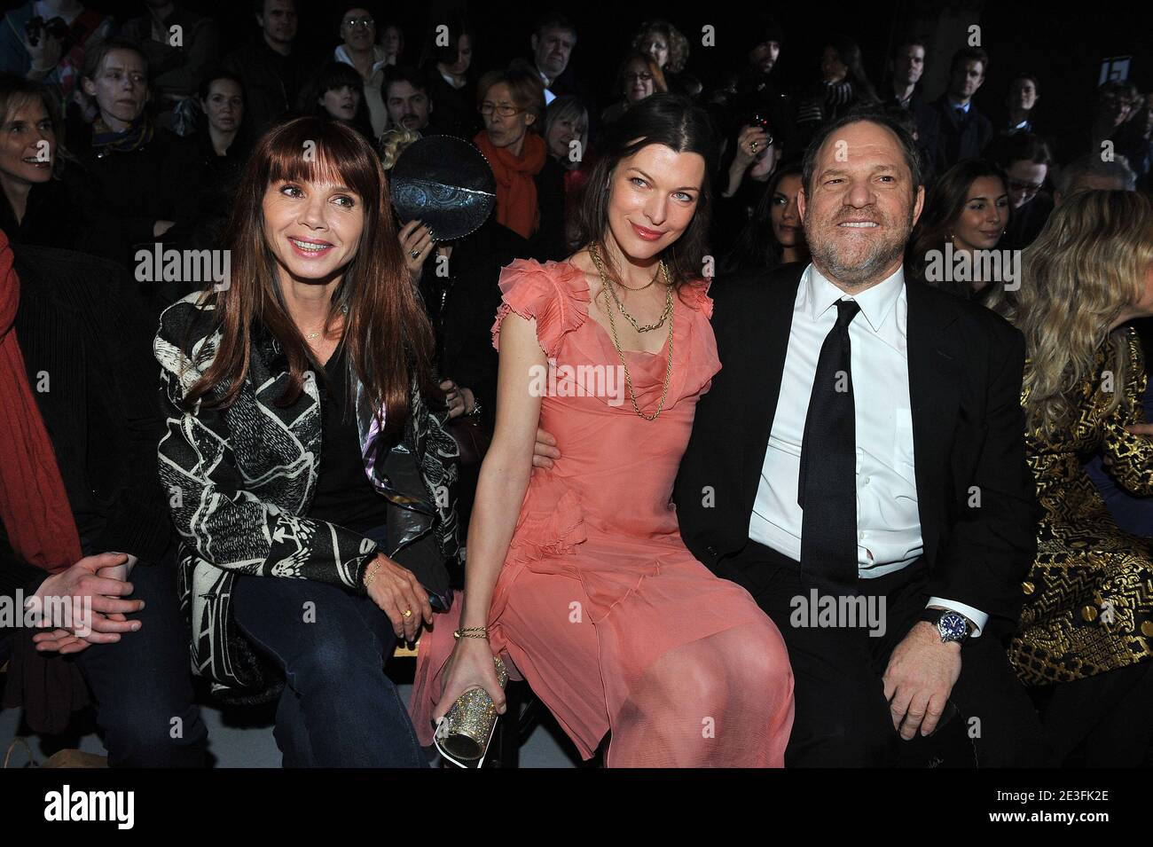 Milla Jovovovich, Victoria Abril und der US-Produzent Harvey Weinstein nahmen am 11. März 2009 an der John Galliano Herbst-Winter 2009/2010 Ready-to-Wear Collection Show in Paris, Frankreich, Teil. Foto von Frederic Nebinger/ABACAPRESS.COM Stockfoto