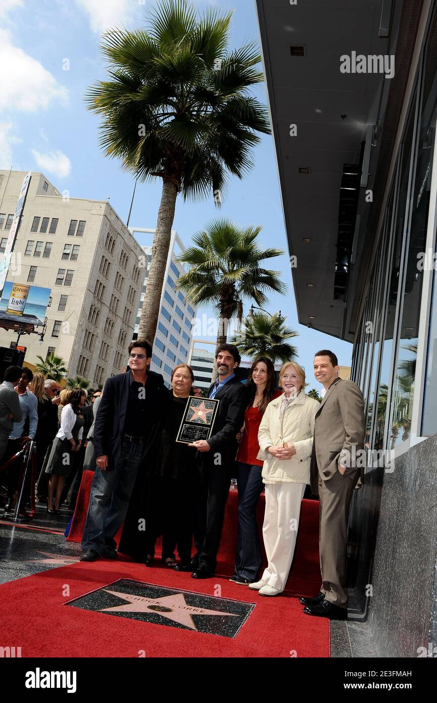 Chuck Lorre posiert mit Charlie Sheen, Conchata Ferrell, Marin Hinkle, Holland Taylor und Jon Cryer bei der Zeremonie zu Ehren von Chuck Lorre mit einem Stern auf dem Hollywood Walk in Los Angeles, CA, USA am 12. März 2009. Foto von Lionel Hahn/ABACAPRESS.COM Stockfoto