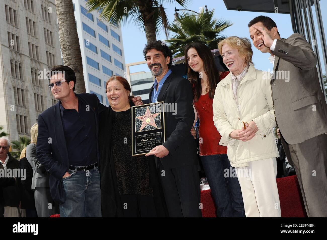 Chuck Lorre posiert mit Charlie Sheen, Conchata Ferrell, Marin Hinkle, Holland Taylor und Jon Cryer bei der Zeremonie zu Ehren von Chuck Lorre mit einem Stern auf dem Hollywood Walk in Los Angeles, CA, USA am 12. März 2009. Foto von Lionel Hahn/ABACAPRESS.COM Stockfoto