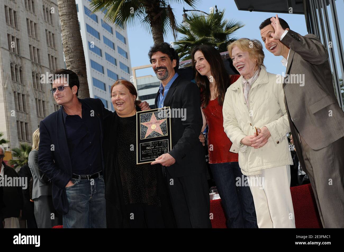 Chuck Lorre posiert mit Charlie Sheen, Conchata Ferrell, Marin Hinkle, Holland Taylor und Jon Cryer bei der Zeremonie zu Ehren von Chuck Lorre mit einem Stern auf dem Hollywood Walk in Los Angeles, CA, USA am 12. März 2009. Foto von Lionel Hahn/ABACAPRESS.COM Stockfoto