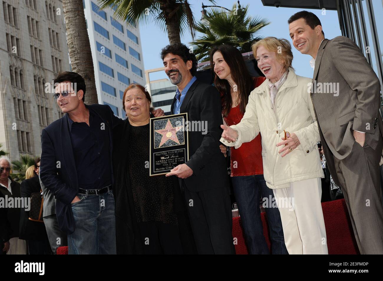 Chuck Lorre posiert mit Charlie Sheen, Conchata Ferrell, Marin Hinkle, Holland Taylor und Jon Cryer bei der Zeremonie zu Ehren von Chuck Lorre mit einem Stern auf dem Hollywood Walk in Los Angeles, CA, USA am 12. März 2009. Foto von Lionel Hahn/ABACAPRESS.COM Stockfoto