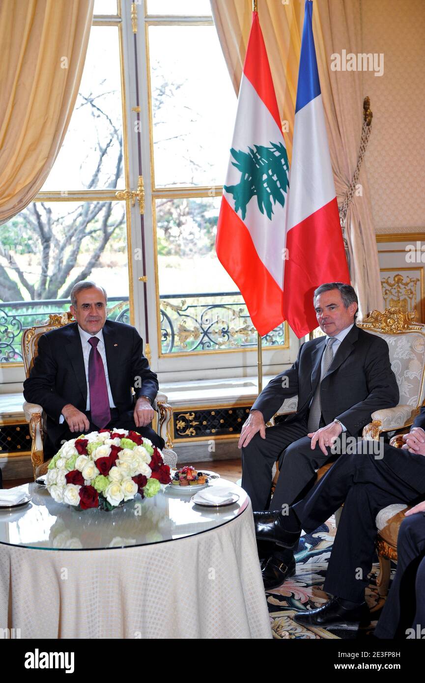 Der französische Präsident der Nationalversammlung Bernard Accoyer empfängt den libanesischen Präsidenten Michel Sleiman am 17. März 2009 bei der Nationalversammlung in Paris, Frankreich, am zweiten seiner dreitägigen offiziellen Reise nach Frankreich. Foto von Mousse-Abd Rabbo/ABACAPRESS.COM Stockfoto