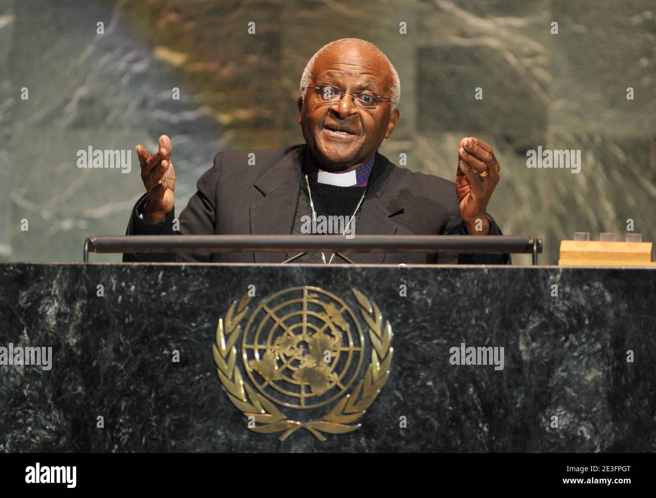 Erzbischof Desmond Tutu spricht am 17. März 2009 in der Generalversammlung der Vereinten Nationen in New York City, NY, USA, bei der ersten Verleihung der Millenniums-Entwicklungsziele an Erzbischof Desmond Tutu. Foto von S.Vlasic/ABACAPRESS.COM Stockfoto