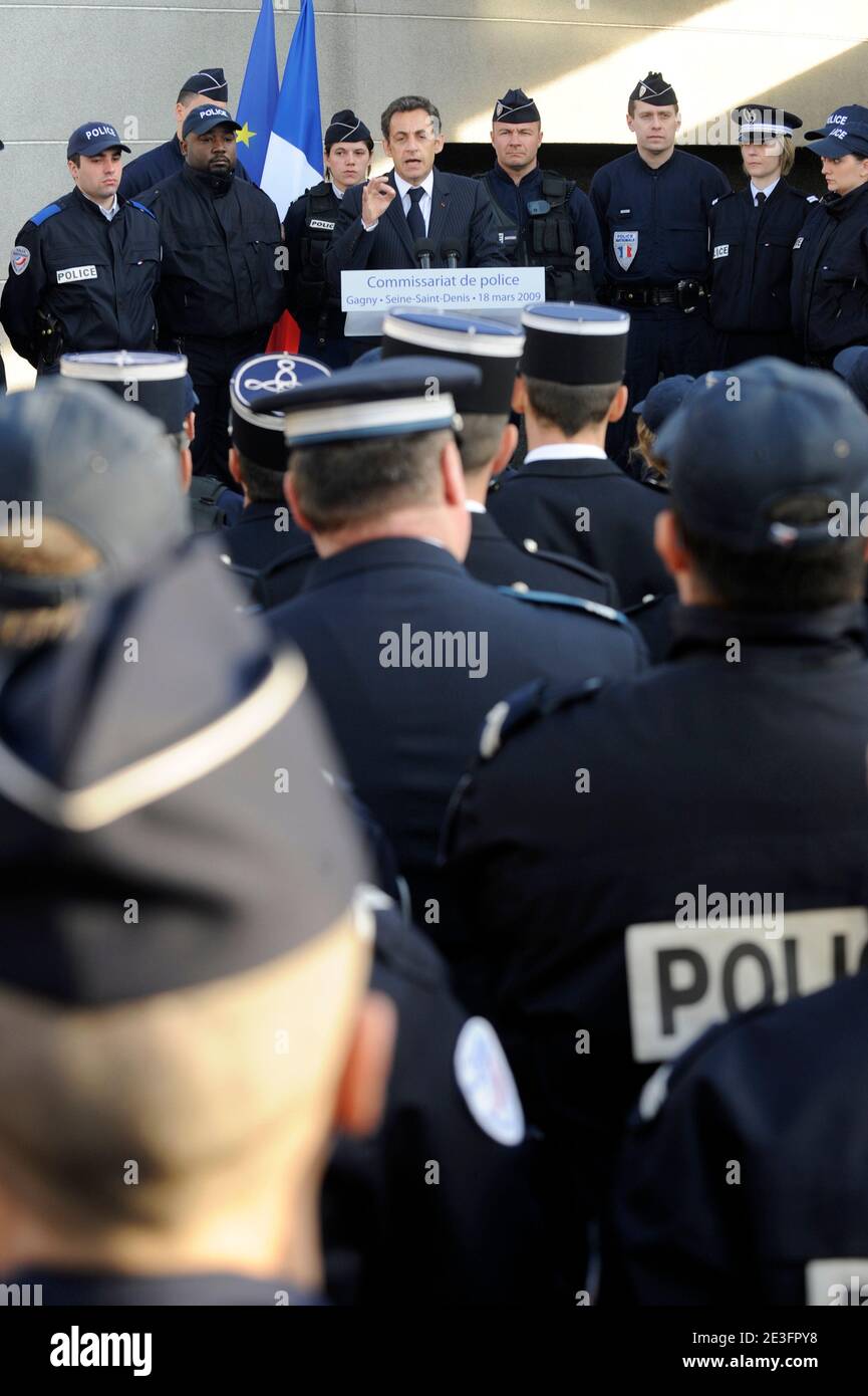 Die französische Justizministerin Rachida Dati auf einer Polizeistation in Gagny während des Besuchs von Präsident Sarkozy in einem Pariser Vorort, Frankreich, am 18. März 2009. Foto von Mehdi Taamallah/ABACAPRESS.COM Stockfoto