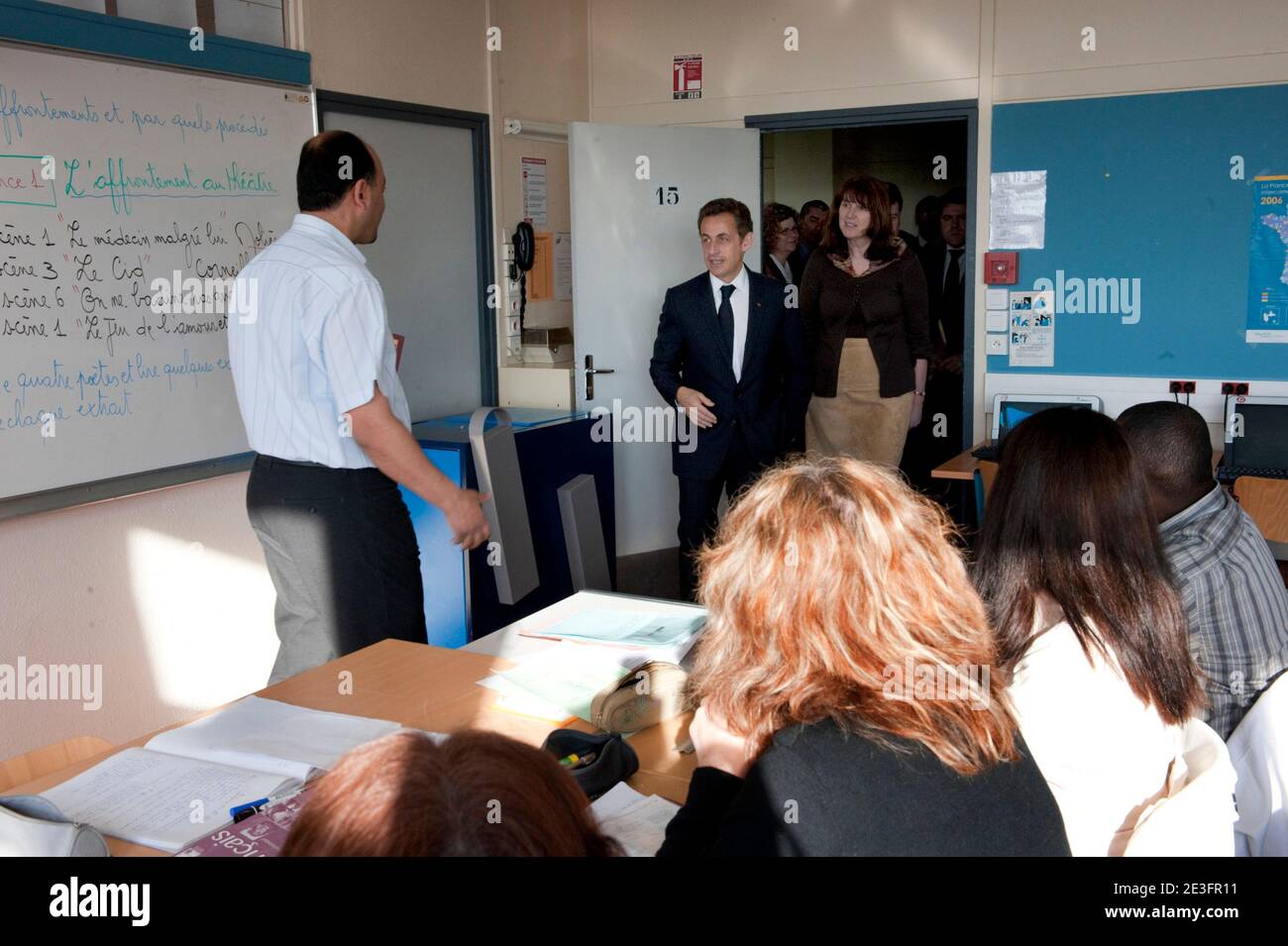 Der französische Präsident Nicolas Sarkozy besucht am 18. März 2009 das Jean-Baptiste Clement Gymnasium in Gagny, einem Pariser Vorort, Frankreich. Nicolas Sarkozy besucht die High School eine Woche, nachdem eine Bande das Gelände betrat und etwa zehn Schüler verletzt hatte. Foto von Philippe Wojazer/Pool/ABACAPRESS.COM Stockfoto