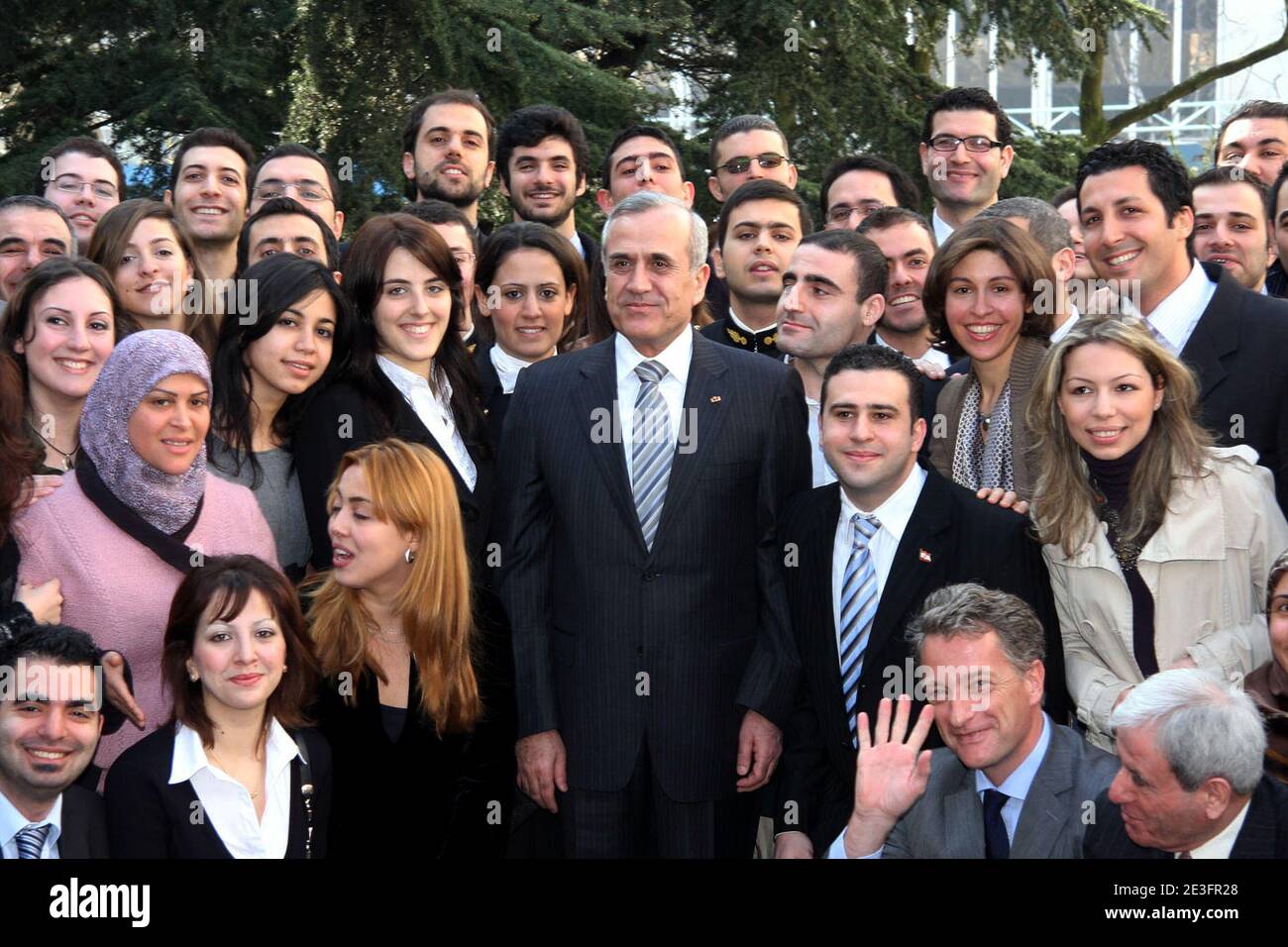 Der libanesische Präsident Michel Sleiman posiert mit libanesischen Studenten bei der "Maison du Liban" in Paris am 18. März 2009, am letzten Tag seines dreitägigen Staatsbesuchs in Frankreich. Foto von Balkis Press/ABACAPRESS.COM Stockfoto