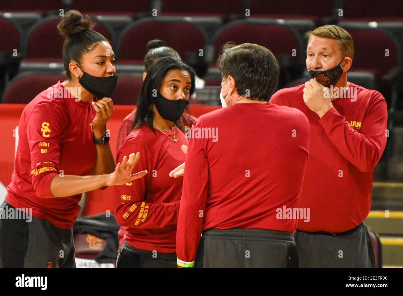 Southern California Trojans Coaching Mitarbeiter huddles während einer Auszeit während eines NCAA Frauen Basketball-Spiel gegen die Washington State Cougars, Frida Stockfoto