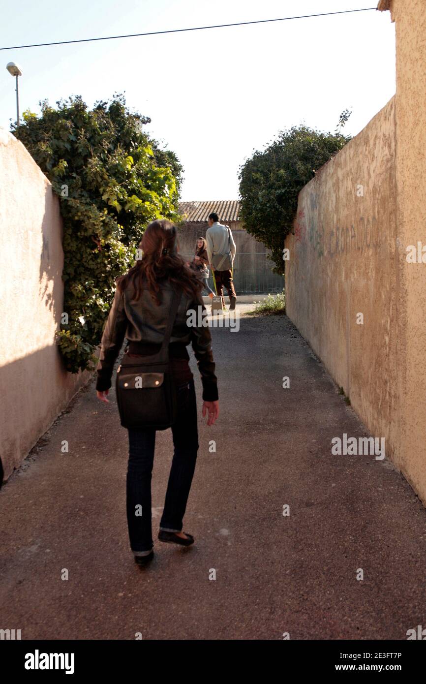 Passage pietons entre les maisons, pres du Canal Van Gogh ou Elise 3 ans et demi a ete enlevee et son pere serieusement blesse a Arles le 20 Mars 2009. Une petite fille franco-russe de trois ans et demi, Elise, a ete enlevee vendredi en plein Centre d'Arles (Bouches-du-Rhone) par deux hommes et une femme alors qu'elle se promenait avec son pere, qui a ete violemment frappe et hospitalize. Foto Pascal Parrot/ABACAPRESS.COM Stockfoto