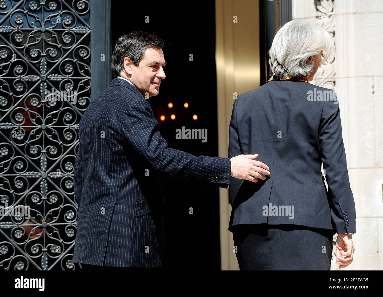 Der französische Premierminister Francois Fillon geht mit der französischen Finanzministerin Christine Lagarde in der Residenz des französischen Botschafters in Washington, DC, am 23. März 2009. Foto von Olivier Douliery/ABACAPRESS.COM (im Bild :Christine Lagarde, Francois Fillon ) Stockfoto