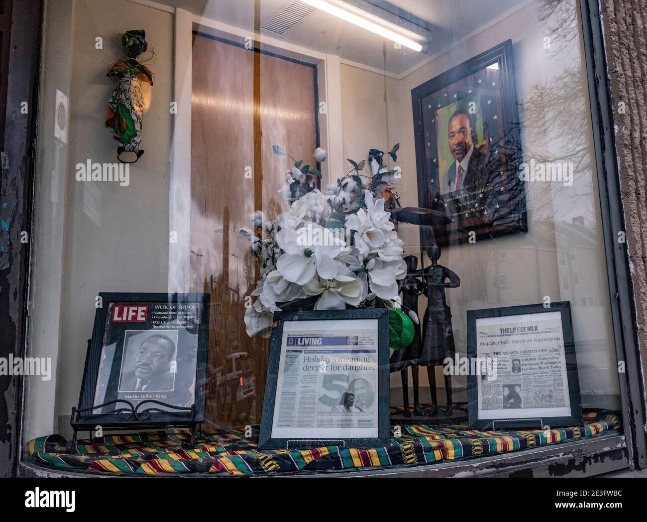 18. Januar 2021, Roxbury Nachbarschaft von Boston, Massachusetts, USA: Kirchenfenster geschmückt von Martin Luther Kings Erinnerung an Twelfth Baptist Church in Roxbury Nachbarschaft von Boston. King war stellvertretender Minister an der Twelfth Baptist Church, wo er seine zukünftige Frau, Coretta Scott, in den frühen 1950er Jahren traf, während er promovierte in systematischer Theologie an der Boston University. Quelle: Keiko Hiromi/AFLO/Alamy Live News Stockfoto