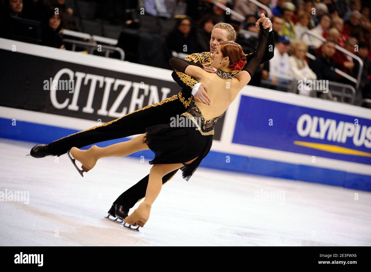 Emily Samuelson und Evan Bates aus den USA führen den Ice Dance Compulsory Dance bei den 2009 World Figure Skating Championships durch, die am 24. März 2009 im Staples Center in Los Angeles stattfinden. Foto von Lionel Hahn/ABACAPRESS.COM Stockfoto