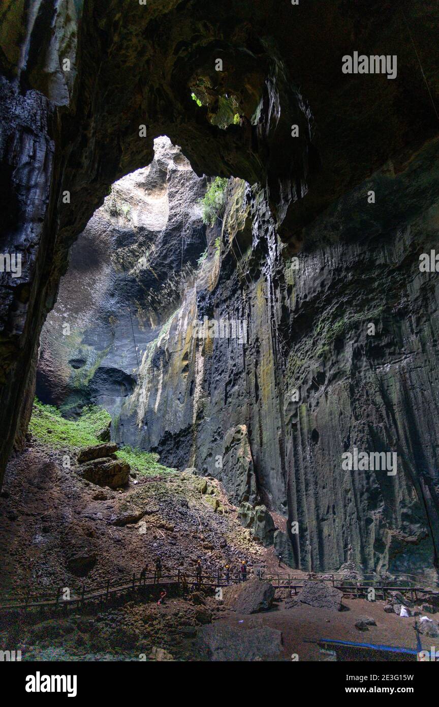 Leitern und Promenade in der Gomanton Cave für die Sammlung verwendet Vogelnester Stockfoto