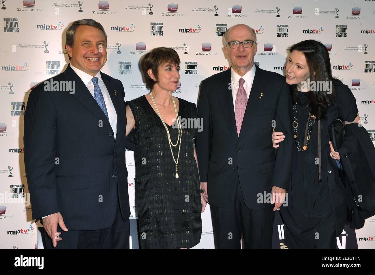 Paul Zilk (L), Chief Excutive Reed MIDEM mit seiner Frau, und Bruce L. Paisner, Präsident und CEO der International Academy of Television Arts and Sciences mit seiner Frau posieren bei der Ankunft für die International Digital Emmy Awards während der 46. MIPTV/MILIA in Cannes, Frankreich am 30. März 2009. Foto von Giancarlo Gorassini/ABACAPRESS.COM Stockfoto