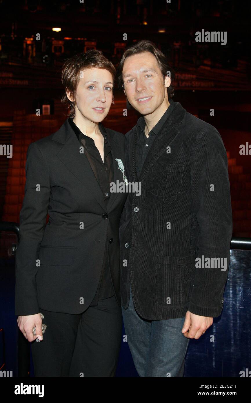 Die anglo-amerikanische Jazzsängerin Stacey Kent und ihr Mann, Saxophonist Jim Tomlinson, erhalten am 31. März 2009 vom französischen Kultusminister Christine Albanel den Orden "Officier des Arts et des lettres" im Musée Branly in paris, Frankreich. Foto von Denis Guignebourg/ABCAPRESS.COM Stockfoto