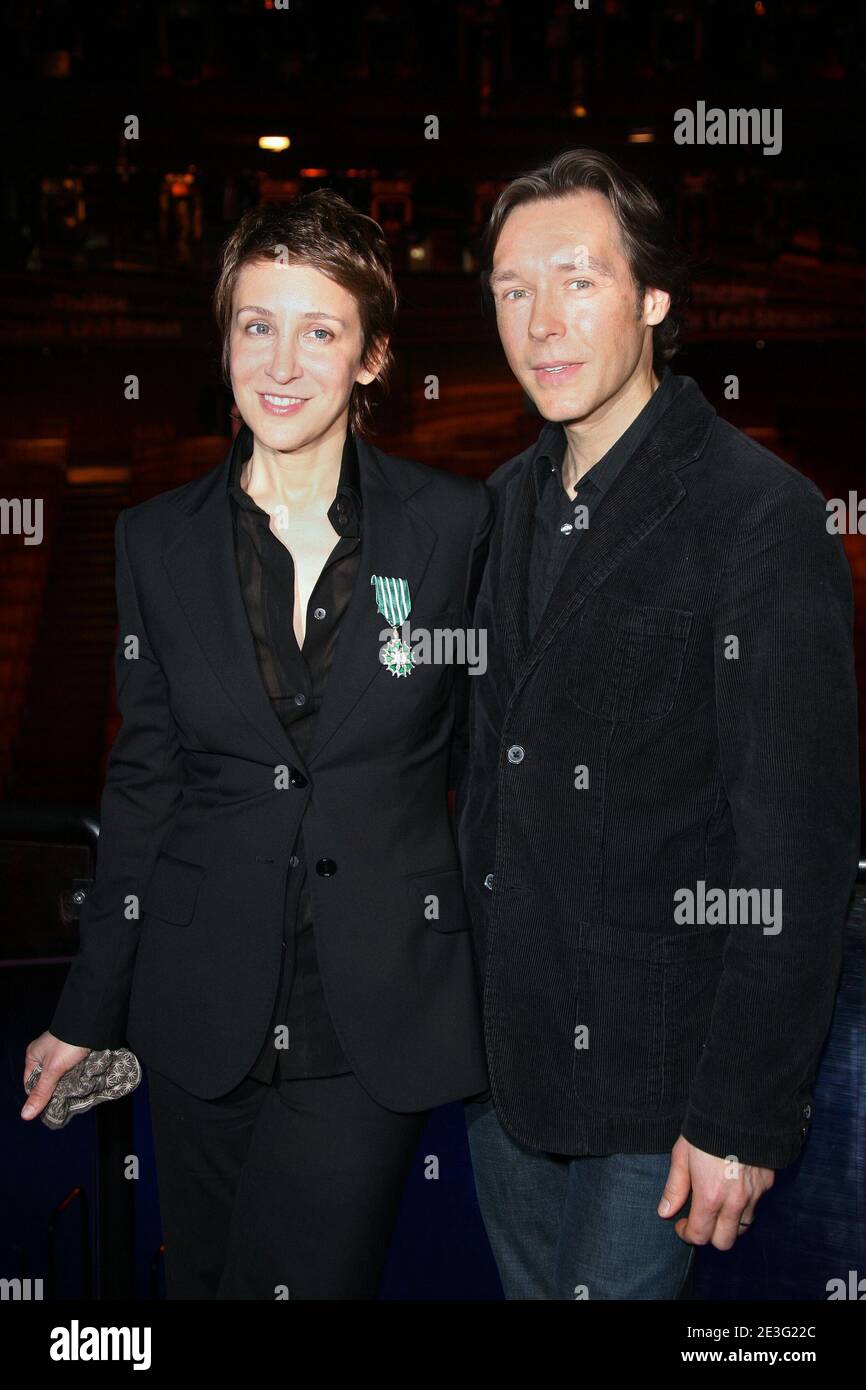 Die anglo-amerikanische Jazzsängerin Stacey Kent und ihr Mann, Saxophonist Jim Tomlinson, erhalten am 31. März 2009 vom französischen Kultusminister Christine Albanel den Orden "Officier des Arts et des lettres" im Musée Branly in paris, Frankreich. Foto von Denis Guignebourg/ABCAPRESS.COM Stockfoto