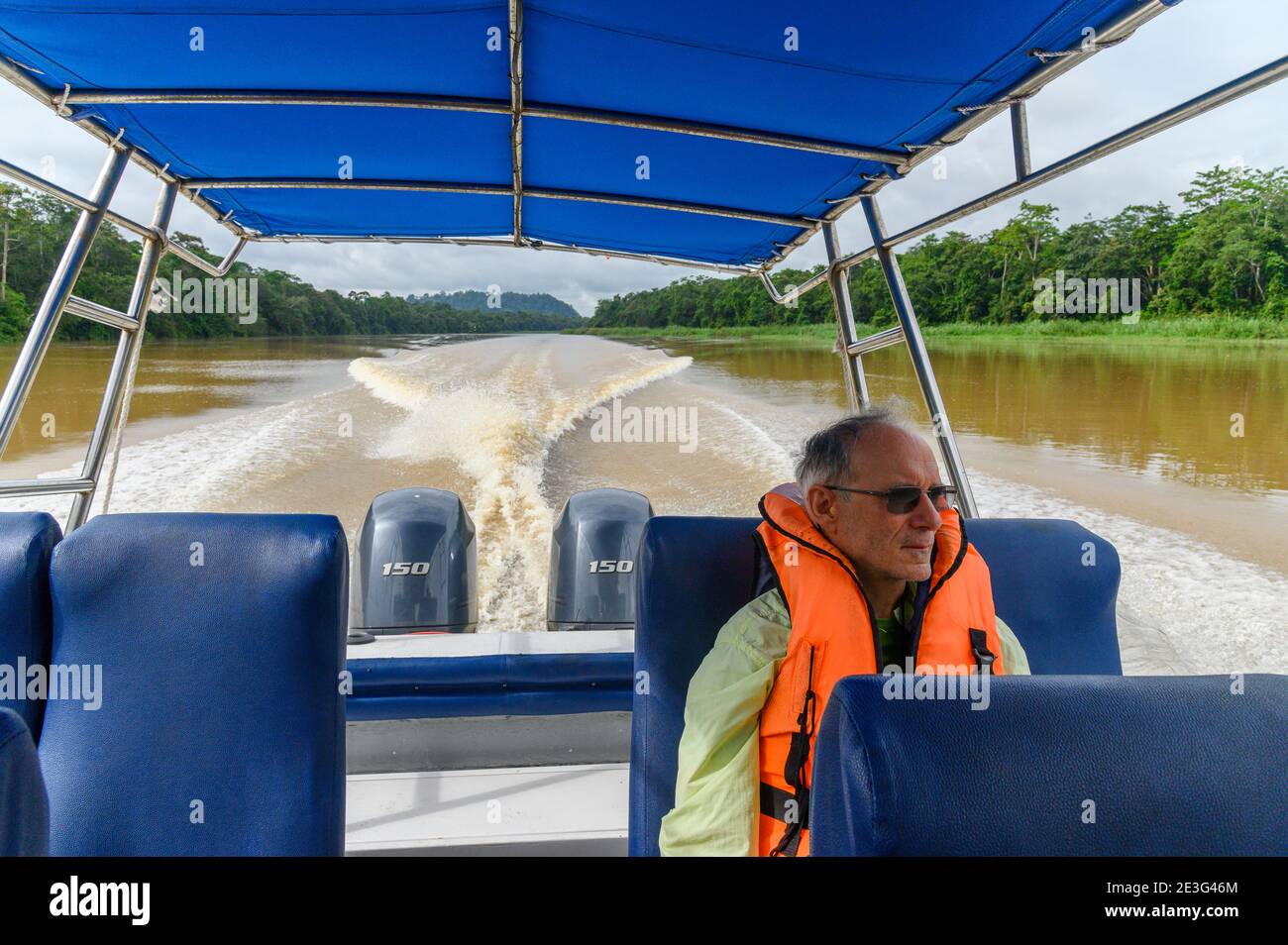 Männlicher Tourist auf dem Kinabatangan River Stockfoto