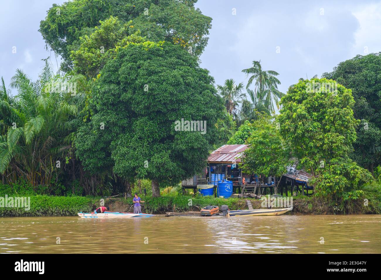 Familienhaus am Fluss im tropischen Malaysia Stockfoto