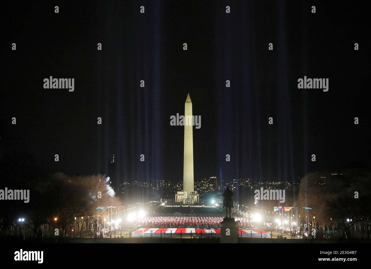 Spotlights beleuchten den Himmel vom "Feld der Flaggen" auf dem US-Einkaufszentrum zu Ehren der bevorstehenden Einweihung des designierten US-Präsidenten Joe Biden in Washington, USA, 18. Januar 2021. REUTERS/Jim Bourg Stockfoto