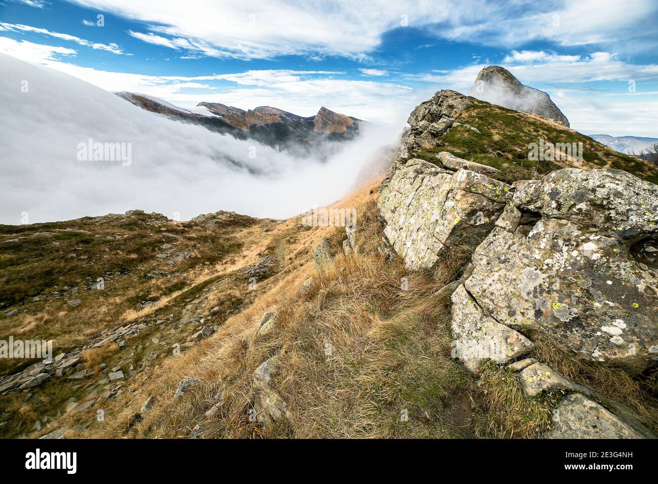 Einzigartige Aussicht auf Berge und Felsen gegen wunderbare Wolken Formation, Park Appennino tosco emiliano, Parma, Italien Stockfoto