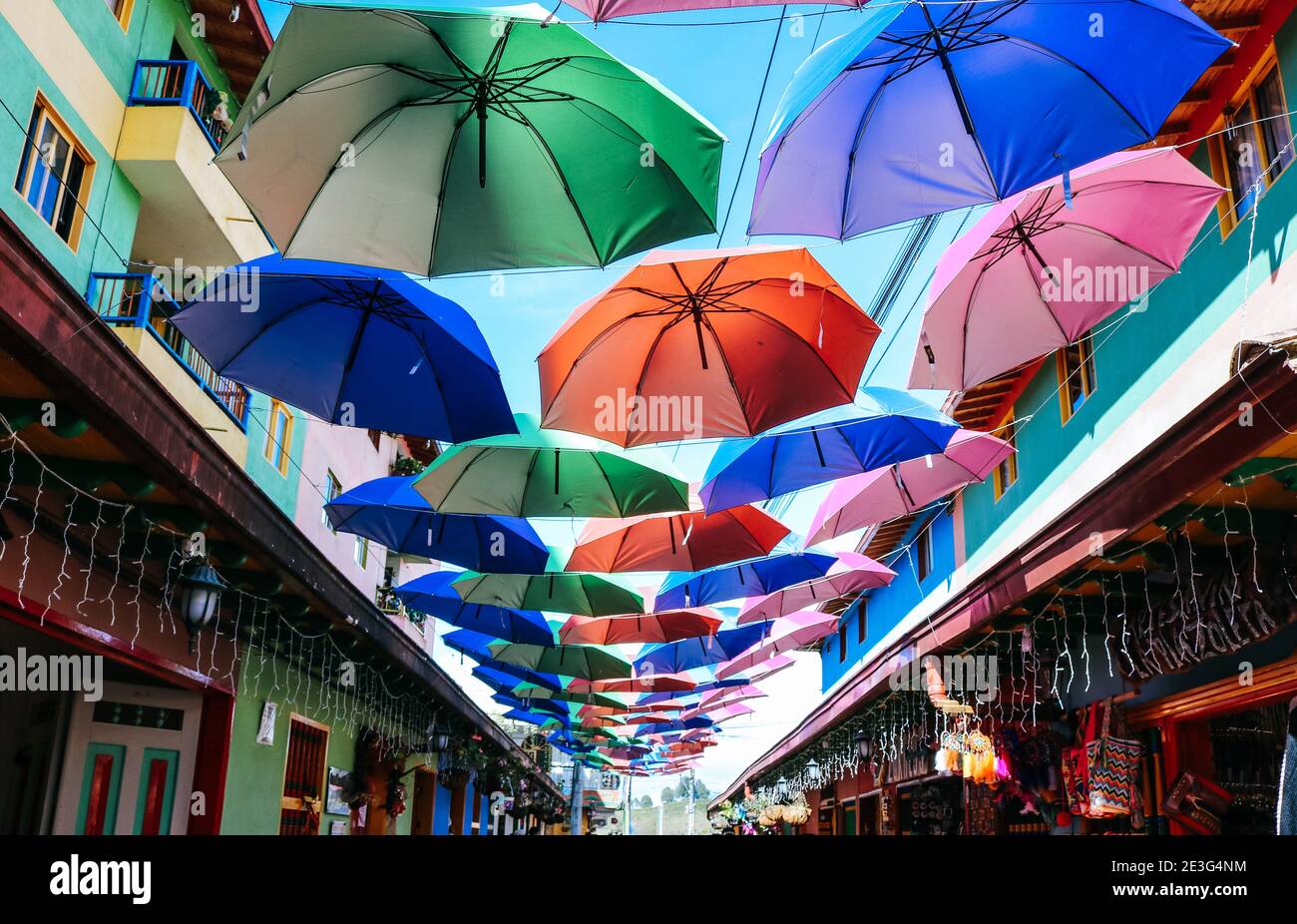 Straße mit bunten Sonnenschirm Dekorationen in Pueblo Guatape, Kolumbien Stockfoto