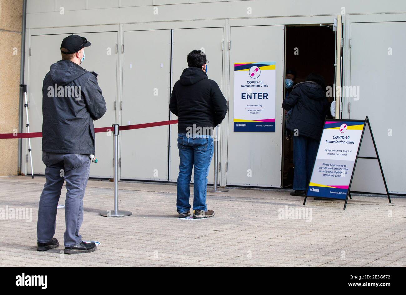 Toronto, Kanada. Januar 2021. Am 18. Januar 2021 gehen die Menschen in eine COVID-19-Impfklinik im Metro Toronto Convention Centre (MTCC) in Toronto, Ontario, Kanada. Ontarios erste Proof-of-Concept-Impfklinik COVID-19 wurde hier am Montag eröffnet, um eine Blaupause für die Verabreichung von Schüssen in nicht-medizinischen Umgebungen zu entwickeln. Quelle: Zou Zheng/Xinhua/Alamy Live News Stockfoto