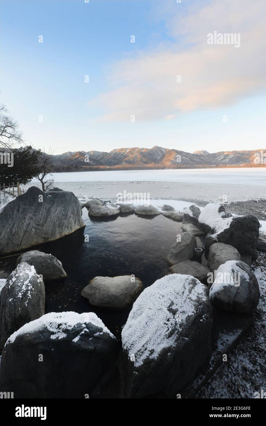 Kotan rotenburo am Kussharo-See in Hokkaido, Japan. Stockfoto