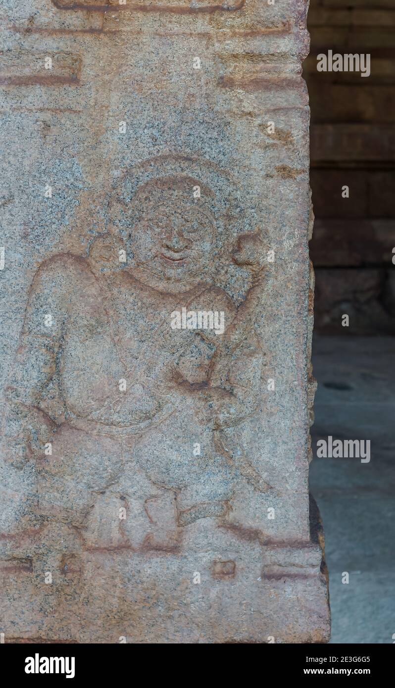 Hampi, Karnataka, Indien - 5. November 2013: Malyavanta Raghunatha Tempel. Nahaufnahme von grauen Stein Fresko von Dwarapalaka mit Schlange förmigen Waffe unter einem Stockfoto