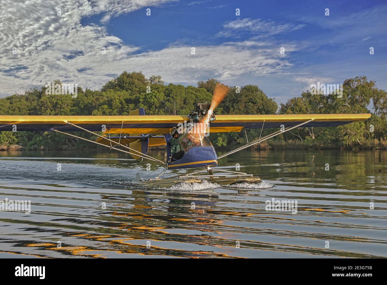River Microlight bereitet sich auf den Start auf dem Zambezi Fluss in der Nähe von Victoria Falls. Stockfoto