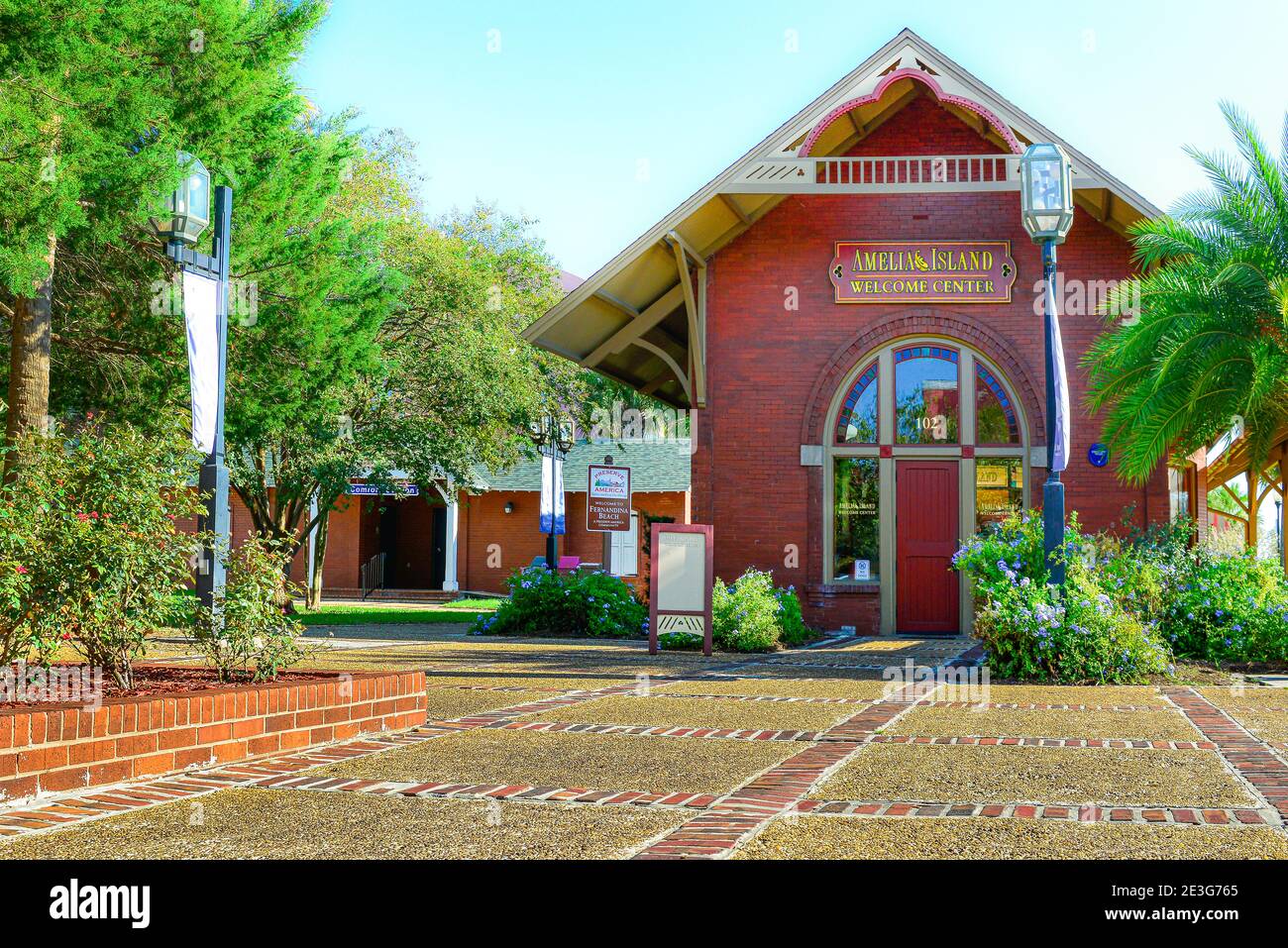 Eingang zum Amelia Island Welcome Center, untergebracht in dem architektonisch bedeutenden alten Bahnhof, gelegen im historischen Stadtzentrum von Fernandina Beach Stockfoto