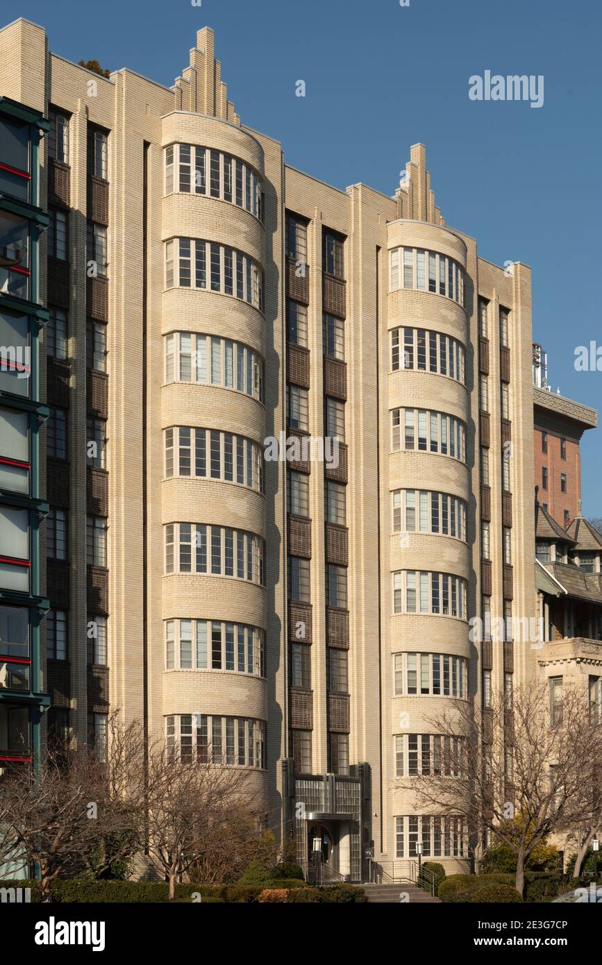 Die klassischen, stromlinienförmigen Art Deco Hightowers Apartments in 1530 16th St NW wurden 1938 erbaut. Stockfoto