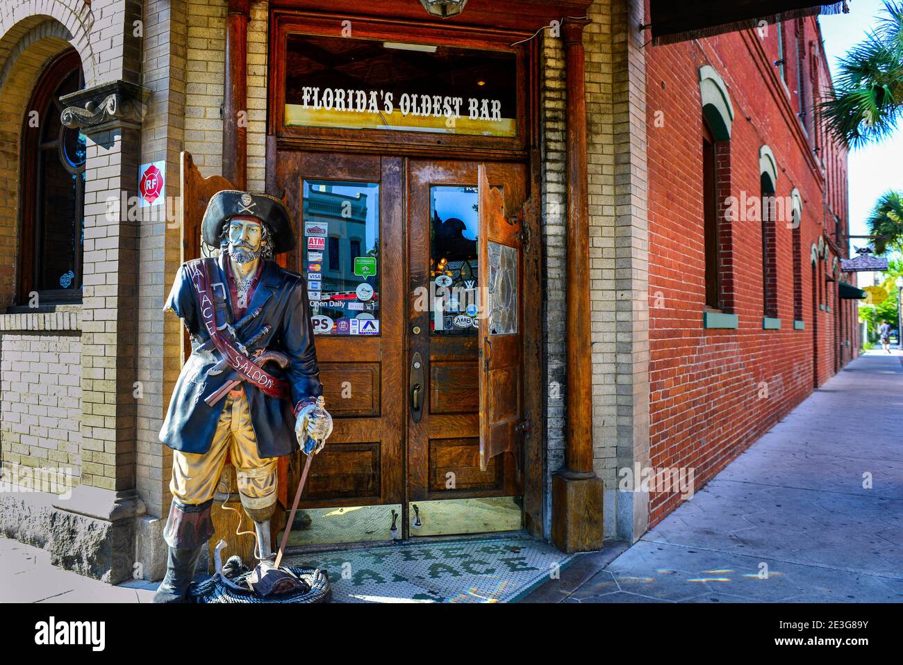 Eine einbeinige Piratenstatue begrüßt die Gäste, als sie die älteste Bar in Florida betreten, den Palace Saloon in Fernandina Beach auf Amelia Island im Nordosten Stockfoto