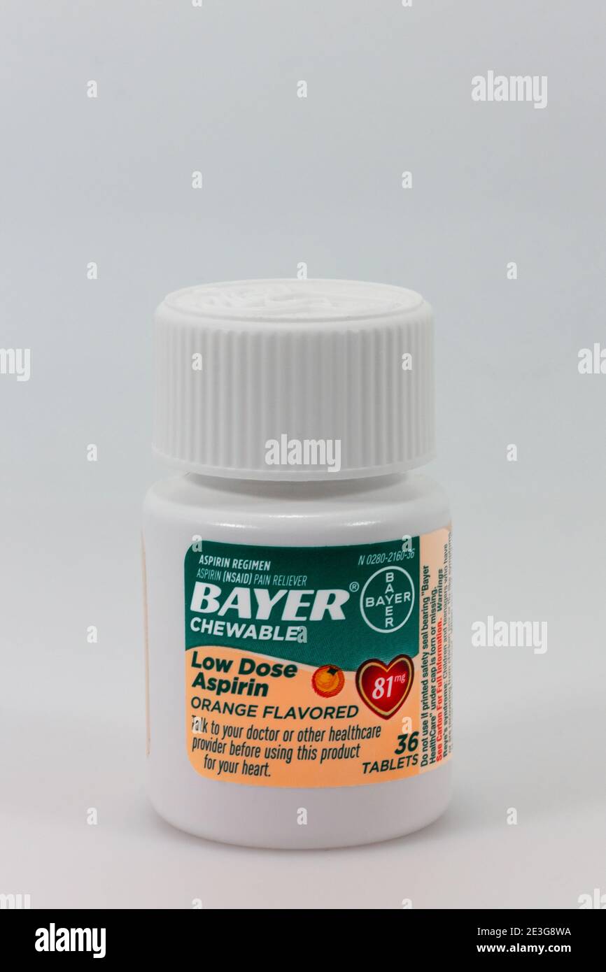 Bayer Chewable Aspirin-Behälter mit niedriger Dosis und Markenlogo Stockfoto