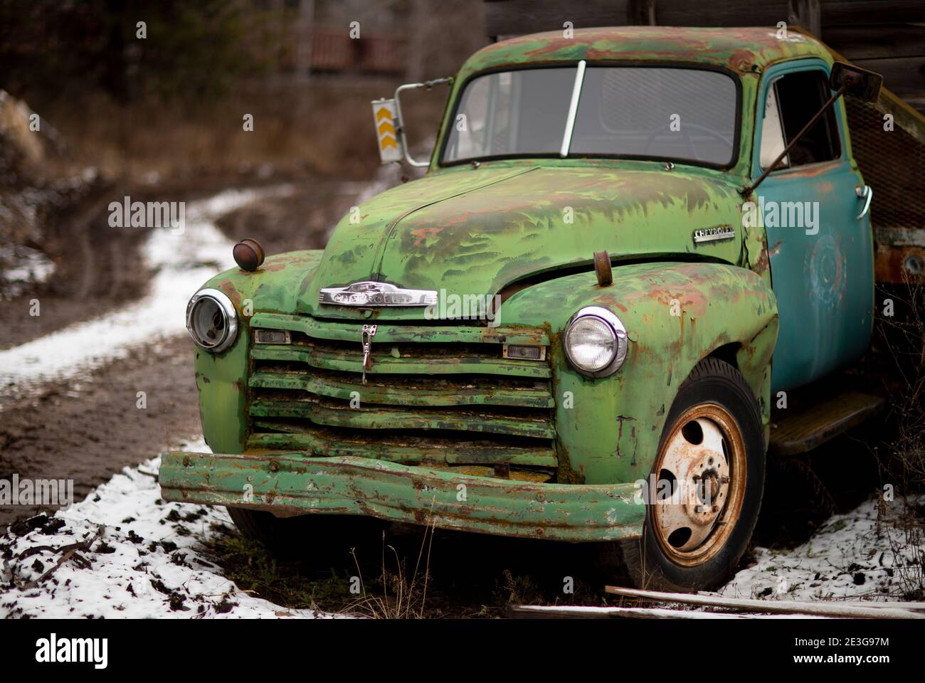 Ein grüner, Anfang 1949 Chevrolet Loadmaster 1 Tonne Pfahlkarosserie, in einem Sägewerk, in Troy, Montana, USA. Chevrolet Advance-Design cab Trucks waren m Stockfoto