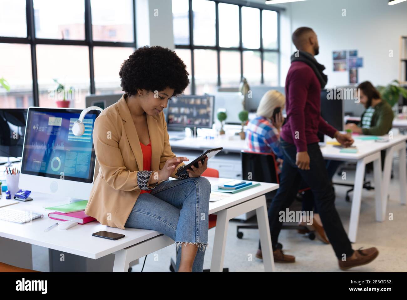 Gemischte Rasse Geschäftsfrau arbeitet in kreativen Büro Stockfoto