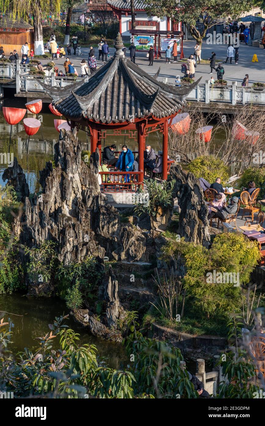 Chengdu, Provinz Sichuan, China - Jan 17, 2021 : Menschen genießen einen sonnigen Tag und trinken Tee im Kulturpark. Stockfoto