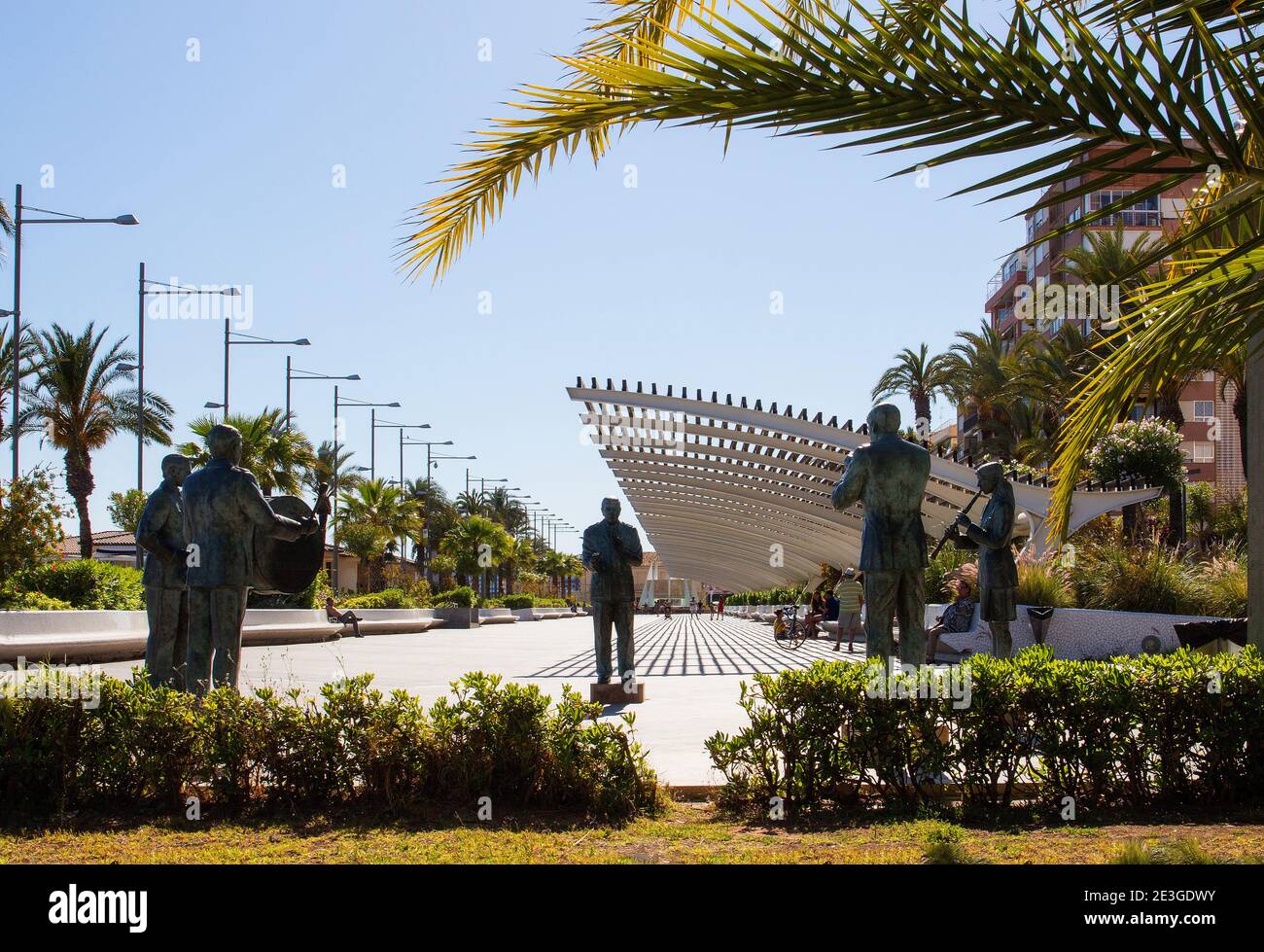 Torrevieja, Costa Blanca, Spanien. An der Strandpromenade befindet sich der Paseo Maritimo Juan Aparicio. Auf dem Gelände des alten Bandes befinden sich fünf Bronzen. Stockfoto