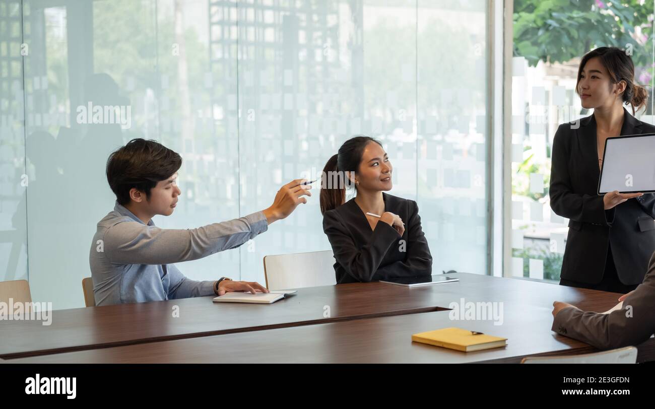 Geschäftsfrau präsentiert neues Projekt an Partner, Business Meeting Konzept. Stockfoto
