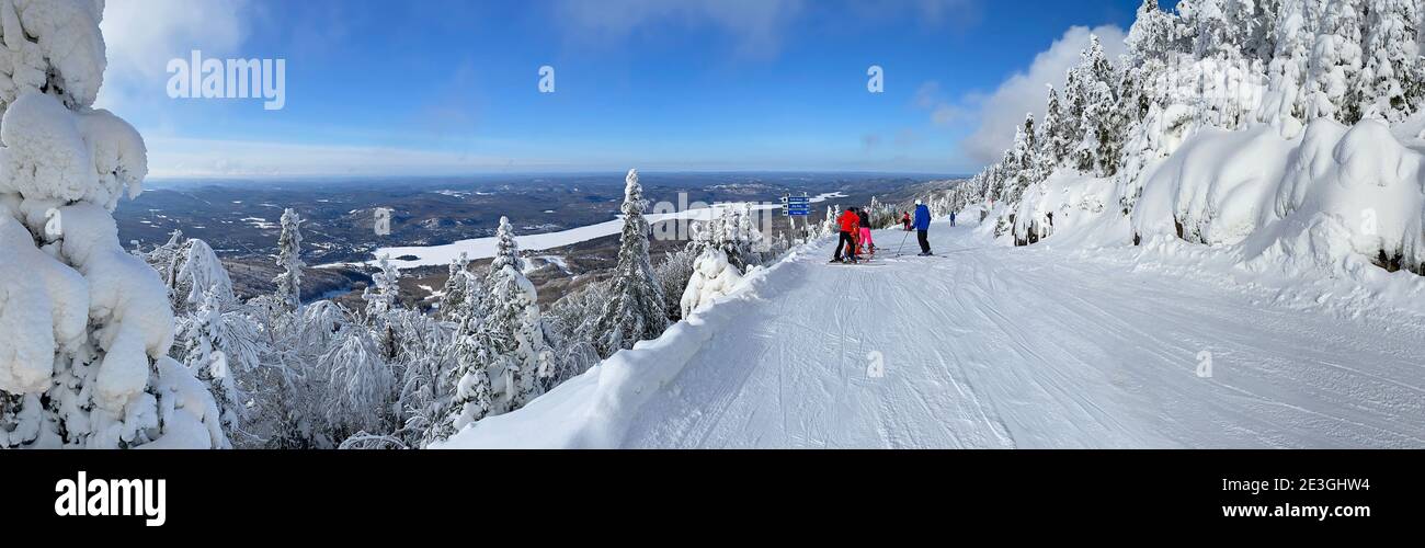 Panorama-Luftaufnahme des Mont Tremblant und des Sees in der Winterskisaison, Quebec, Kanada Stockfoto