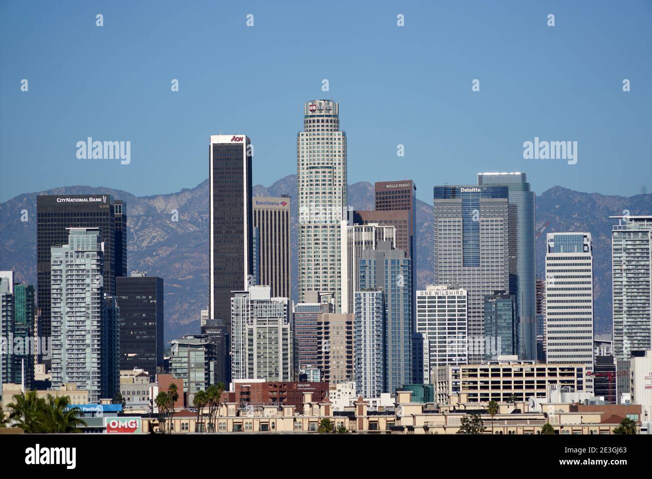 Ein allgemeiner Blick auf die Downtown Los Angeles Skyline und die San Gabriel Mountains, Sonntag, 17. Januar 2021, in Los Angeles. Stockfoto