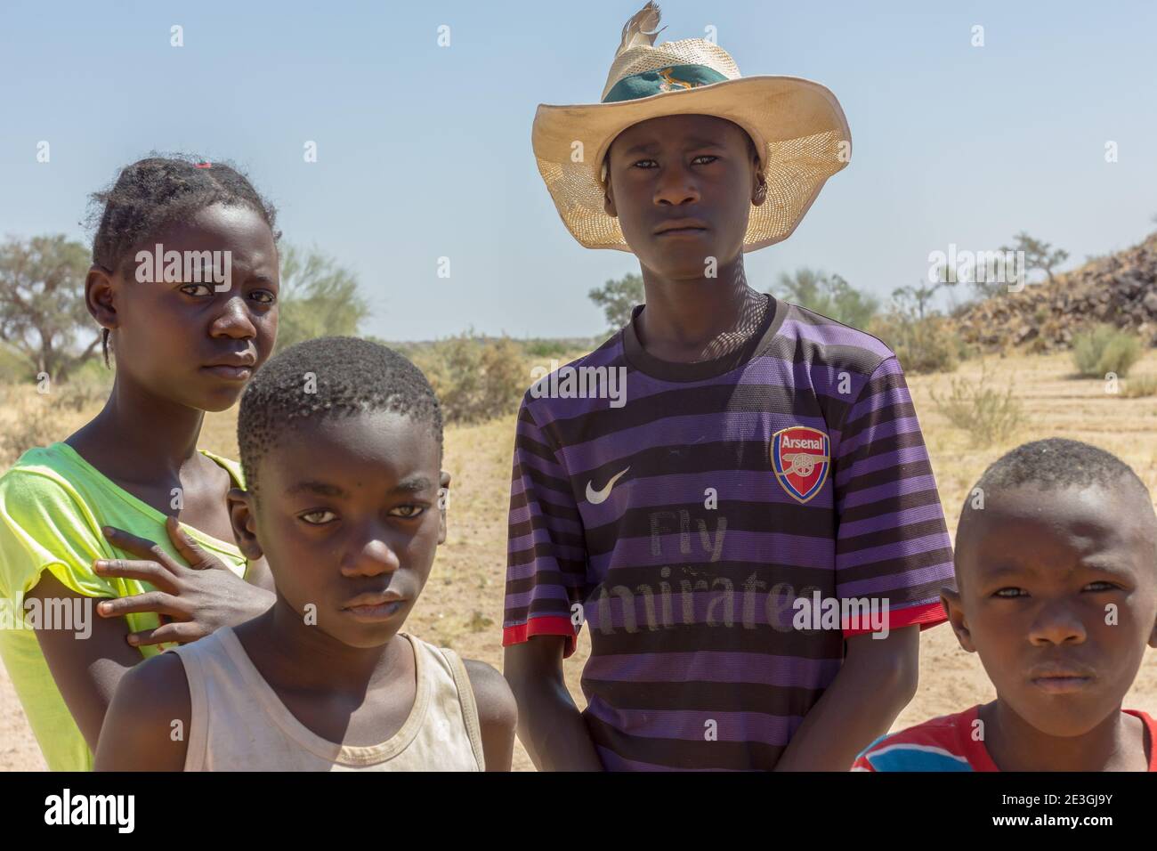 Afrikaner aus Namibia, eine Gruppe von Kindern im Arsenal-Hemd Stockfoto