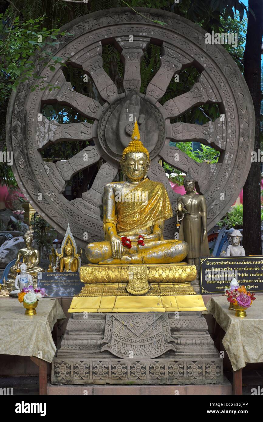 Buddha Statue im Wat Sanghathan, einem Meditationstempel in Nonthaburi, Thailand, Buddha zeigt die Mudra (Geste) bhumisparsha (die Erde berühren) Stockfoto