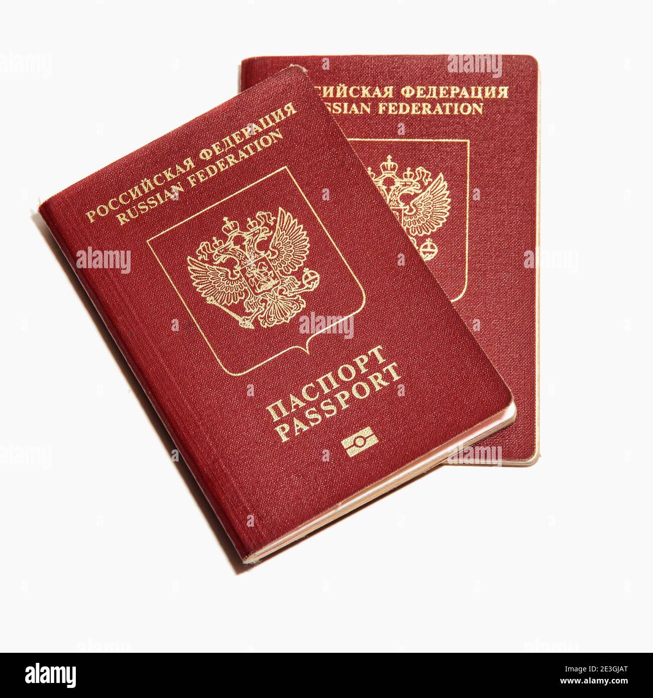 Internationale biometrische Pässe eines Bürgers der Russischen Föderation. Isoliert auf weißem Hintergrund Stockfoto