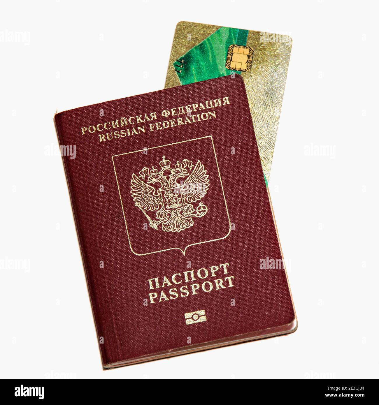 Internationaler biometrischer Pass eines Bürgers der Russischen Föderation und eine Kreditkarte. Isoliert auf weißem Hintergrund Stockfoto