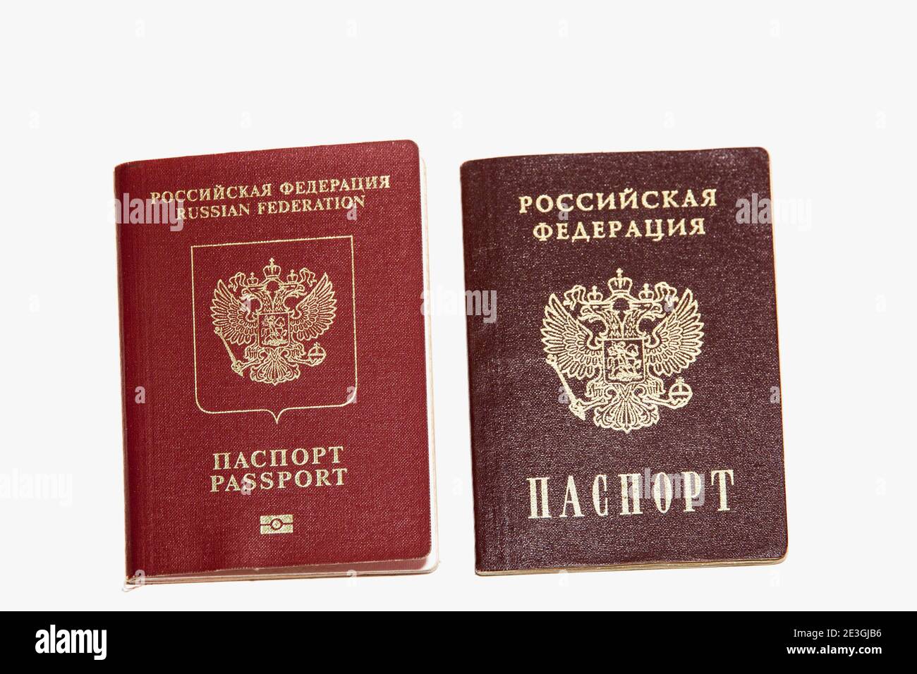 Zwei Pässe eines Bürgers der Russischen Föderation, internationale und inländische. Isoliert auf weißem Hintergrund Stockfoto