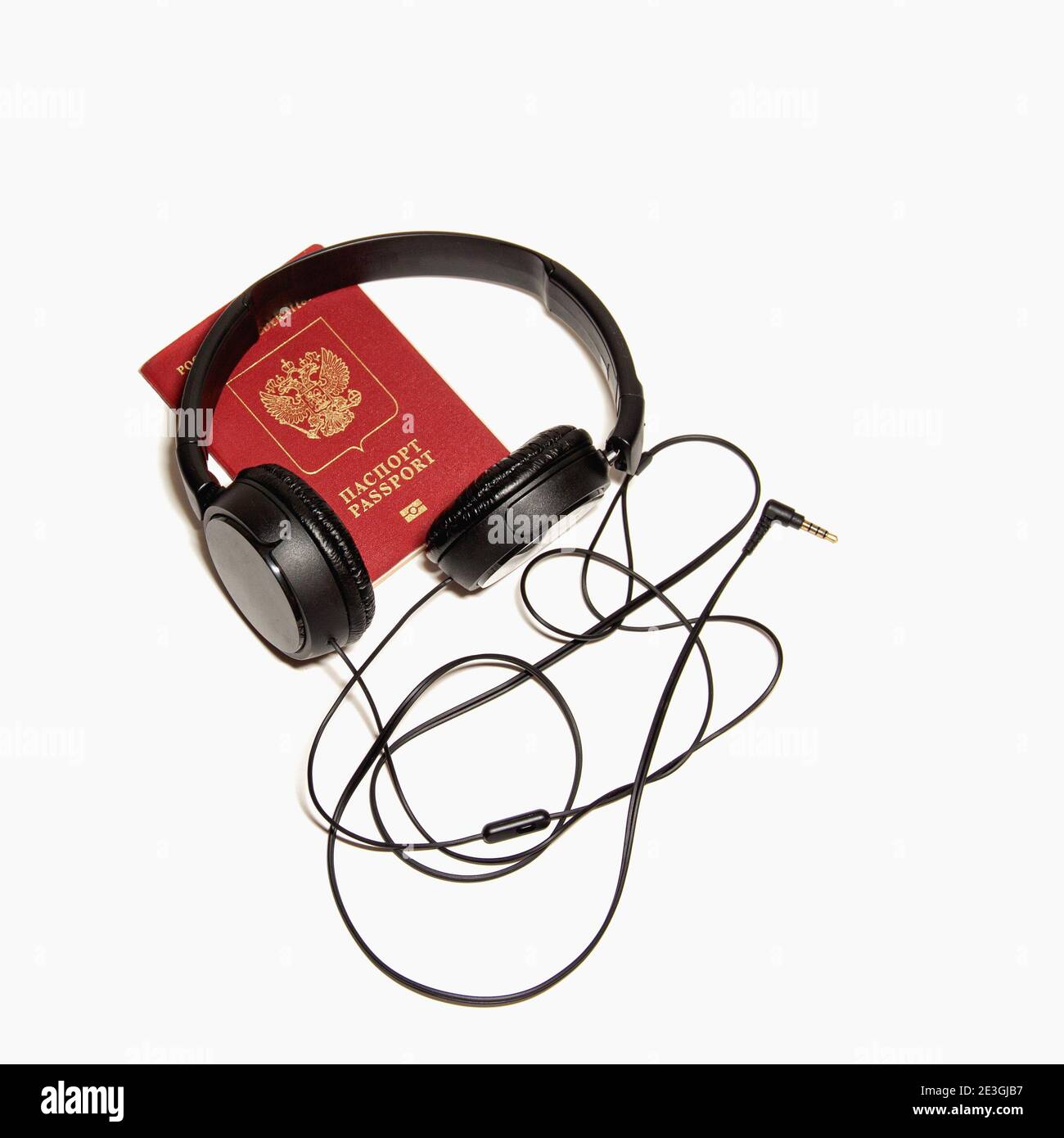 Internationaler biometrischer Pass eines Bürgers der Russischen Föderation und Kopfhörer. Isoliert auf weißem Hintergrund Stockfoto
